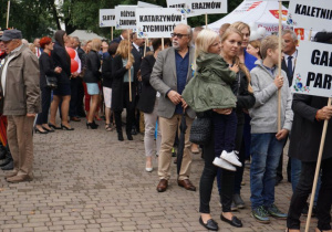 Zdjęcie przedstawicieli sołctw Gminy Koluszki przed złożeniem darów władzom Gminy