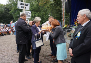 Zdjęcie przedstawicieli sołectwa Gminy Koluszki podczas składania darów z tegorocznych zbiorów na ręce Burmistrza Koluszek Waldemara Chałata oraz Przewodniczącej Rady Miejskiej Anny Szostak