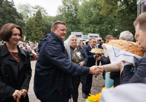 Zdjęcie przedstawicieli sołectwa Gminy Koluszki podczas składania darów z tegorocznych zbiorów na ręce Burmistrza Koluszek Waldemara Chałata oraz Przewodniczącej Rady Miejskiej Anny Szostak