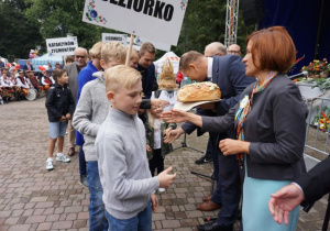 Zdjęcie przedstawicieli sołectwa Gminy Koluszki podczas składania darów z tegorocznych zbiorów na ręce Burmistrza Koluszek Waldemara Chałata oraz Przewodniczącej Rady Miejskiej Anny Szostak