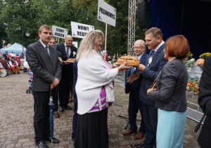 Zdjęcie przedstawicieli sołectwa Gminy Koluszki podczas składania darów z tegorocznych zbiorów na ręce Burmistrza Koluszek Waldemara Chałata oraz Przewodniczącej Rady Miejskiej Anny Szostak