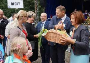 Zdjęcie przedstawicieli sołectwa Gminy Koluszki podczas składania darów z tegorocznych zbiorów na ręce Burmistrza Koluszek Waldemara Chałata oraz Przewodniczącej Rady Miejskiej Anny Szostak