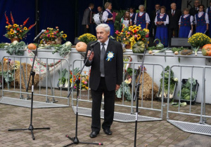 Zdjęcie gospodarza Dożynek 2019 Starosty Łódzkiego Wschodniego Andrzeja Opali podczas przemówienia