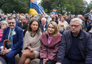 Zdjęcie zaproszonych gości oraz mieszkańców Gminy Koluszki w Amfiteatrze Parku Miejskiego podczas obchodów Dożynek 2019