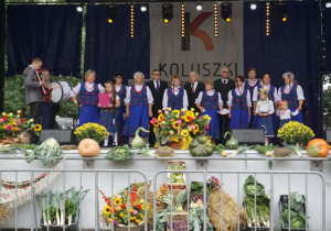 Zdjęcie Zespołu Zygmuntowiacy wystepującego na scenie podczas Dożynek 2019