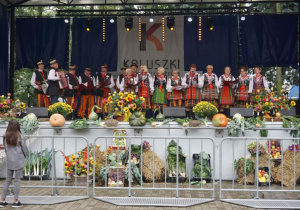 Zdjęcie Zespołu Złota Jesień wystepującego na scenie podczas Dożynek 2019