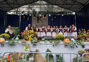 Zdjęcie Zespołu Śpiewaczego Gałkowianie wystepującego na scenie podczas Dożynek 2019