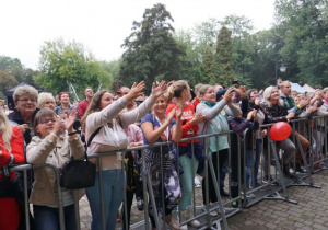 Zdjęcie publiczności oglądającej koncert Zespołu Andre podczas Dożynek 2019