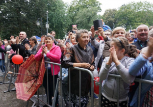 Zdjęcie publiczności oglądającej koncert Zespołu Andre podczas Dożynek 2019