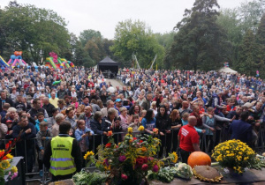 Zdjęcie publiczności oglądającej koncert Zespołu Andre podczas Dożynek 2019