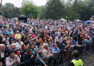 Zdjęcie publiczności oglądającej koncert Zespołu Andre podczas Dożynek 2019