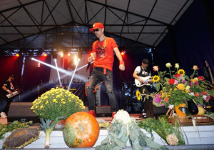 Zdjęcie Zespołu Tacy Sami wystepującego na scenie podczas Dożynek 2019