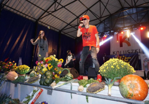 Zdjęcie Zespołu Tacy Sami wystepującego na scenie podczas Dożynek 2019