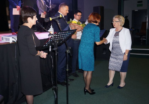 Zdjęcie podczas wręczenia nagrody dla dyrektora placówki oświatowej z terenu Gminy Koluszki