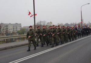 Zdjęcie żołnierzy uczestniczących w przemarszu pod Pomnik Orła Białego w Koluszkach