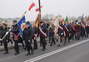 Zdjęcie uczestników przemarszu pod Pomnik Orła Białego w Koluszkach