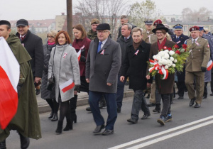 Zdjęcie uczestników przemarszu pod Pomnik Orła Białego w Koluszkach