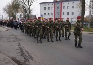 Zdjęcie żołnierzy uczestniczących w przemarszu pod Pomnik Orła Białego w Koluszkach