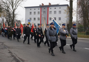 Zdjęcie uczestników przemarszu pod Pomnik Orła Białego w Koluszkach