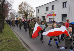 Zdjęcie uczestników przemarszu pod Pomnik Orła Białego w Koluszkach