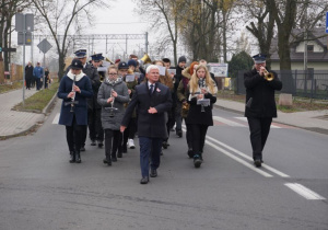 Zdjęcie uczestników przemarszu pod Pomnik Orła Białego w Koluszkach