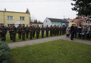 Zdjęcie asysty wojskowej podczas Uroczystych Obchodów Narodowego Święta Niepodległości przy Pomniku Orła Białego w Koluszkach