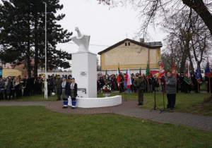 Zdjęcie uczestników podczas Uroczystych Obchodów Narodowego Święta Niepodległości przy Pomniku Orła Białego w Koluszkach