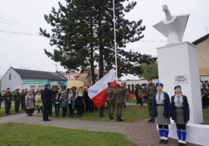 Zdjęcie uczestników podczas Uroczystych Obchodów Narodowego Święta Niepodległości przy Pomniku Orła Białego w Koluszkach