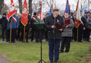 Zdjęcie Burmistrza Koluszek Waldemara Chałata podczas wystąpienia w ramach Uroczystych Obchodów Narodowego Święta Niepodległości przy Pomniku Orła Białego w Koluszkach