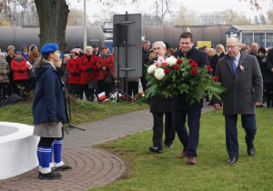 Zdjęcie delegacji składającej kwiaty podczas Uroczystych Obchodów Narodowego Święta Niepodległości pod Pomnikiem Orła Białego w Koluszkach