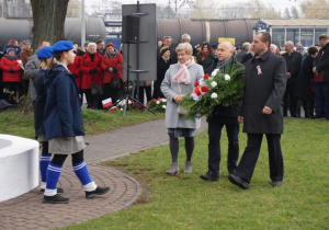 Zdjęcie delegacji składającej kwiaty podczas Uroczystych Obchodów Narodowego Święta Niepodległości pod Pomnikiem Orła Białego w Koluszkach