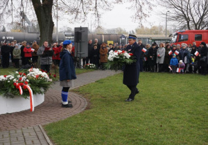 Zdjęcie delegacji składającej kwiaty podczas Uroczystych Obchodów Narodowego Święta Niepodległości pod Pomnikiem Orła Białego w Koluszkach