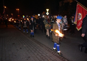 Zdjęcie uczestników przemarszu na Cmenatrz Rzymskokatolicki w Koluszkach