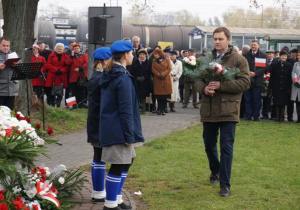 Zdjęcie delegacji składającej kwiaty podczas Uroczystych Obchodów Narodowego Święta Niepodległości pod Pomnikiem Orła Białego w Koluszkach