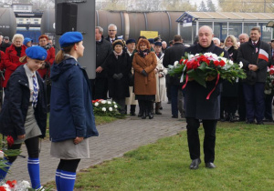 Zdjęcie delegacji składającej kwiaty podczas Uroczystych Obchodów Narodowego Święta Niepodległości pod Pomnikiem Orła Białego w Koluszkach