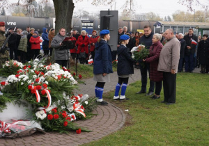 Zdjęcie delegacji składającej kwiaty podczas Uroczystych Obchodów Narodowego Święta Niepodległości pod Pomnikiem Orła Białego w Koluszkach