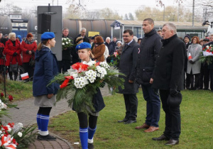 Zdjęcie delegacji składającej kwiaty podczas Uroczystych Obchodów Narodowego Święta Niepodległości pod Pomnikiem Orła Białego w Koluszkach