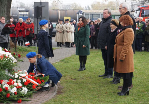 Zdjęcie delegacji składającej kwiaty podczas Uroczystych Obchodów Narodowego Święta Niepodległości pod Pomnikiem Orła Białego w Koluszkach