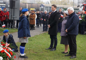 Zdjęcie delegacji składającej kwiaty podczas Uroczystych Obchodów Narodowego Święta Niepodległości pod Pomnikiem Orła Białego w Koluszkach