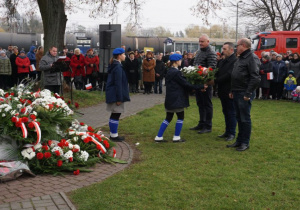 Zdjęcie delegacji składającej kwiaty podczas Uroczystych Obchodów Narodowego Święta Niepodległości pod Pomnikiem Orła Białego w Koluszkach