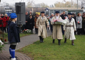 Zdjęcie delegacji składającej kwiaty podczas Uroczystych Obchodów Narodowego Święta Niepodległości pod Pomnikiem Orła Białego w Koluszkach