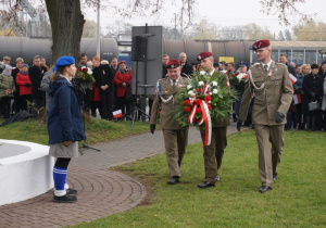 Zdjęcie delegacji składającej kwiaty podczas Uroczystych Obchodów Narodowego Święta Niepodległości pod Pomnikiem Orła Białego w Koluszkach