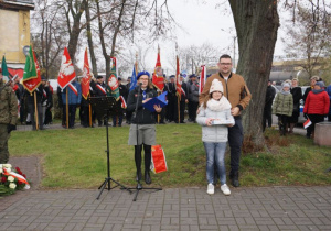 Zdjęcie laureatki konkursu podczas odbioru nagrody na zakończenie Uroczystych Obchodów Narodowego Święta Niepodległości pod Pomnikiem Orła Białego w Koluszkach