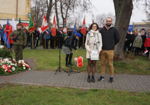 Zdjęcie laureatki konkursu podczas odbioru nagrody na zakończenie Uroczystych Obchodów Narodowego Święta Niepodległości pod Pomnikiem Orła Białego w Koluszkach