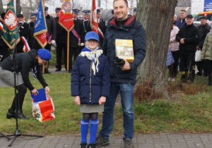 Zdjęcie laureatki konkursu podczas odbioru nagrody na zakończenie Uroczystych Obchodów Narodowego Święta Niepodległości pod Pomnikiem Orła Białego w Koluszkach