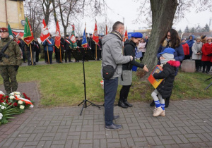 Zdjęcie laureatki konkursu podczas odbioru nagrody na zakończenie Uroczystych Obchodów Narodowego Święta Niepodległości pod Pomnikiem Orła Białego w Koluszkach