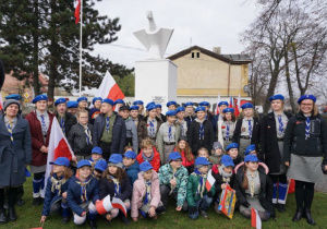 Zdjęcie uczestników podczas Uroczystych Obchodów Narodowego Święta Niepodległości przy Pomniku Orła Białego w Koluszkach