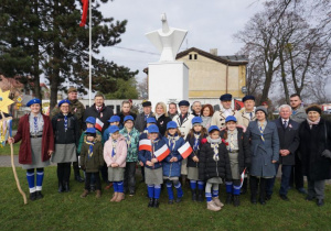 Zdjęcie uczestników podczas Uroczystych Obchodów Narodowego Święta Niepodległości przy Pomniku Orła Białego w Koluszkach