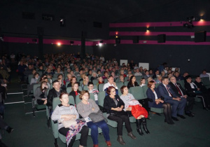 Zdjęcie widowni podczas koncertu patriotycznego pt. Tobie Ojczyzno w Miejskim Ośrodku Kultury w Koluszkach