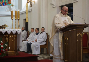 Zdjęcie księży oraz słuzby ołtarza podczas nabożeństwa w Kościele pw. Niepokalanego Poczęcie NMP w Koluszkach